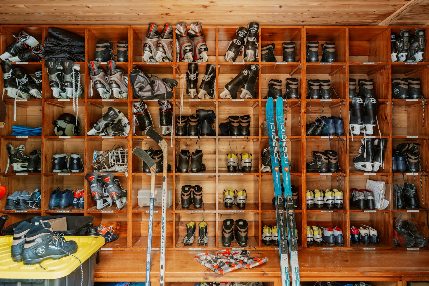 Attrezzatura sportiva conservata in cubbies di legno.