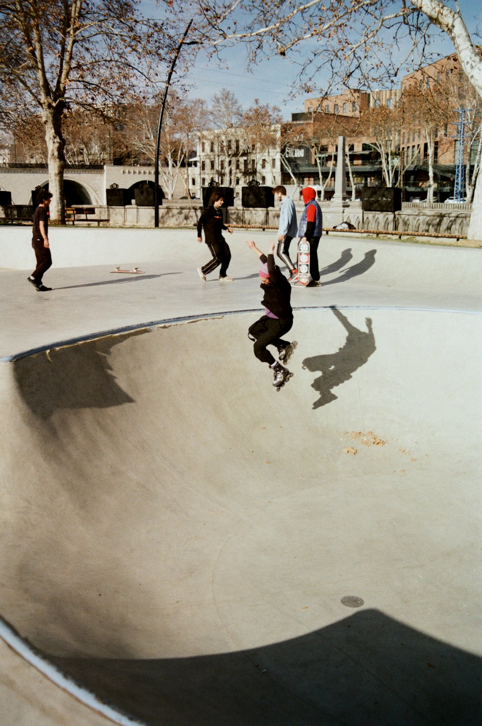 Pattinatore in linea salta fuori da una rampa di cemento di uno skatepark.