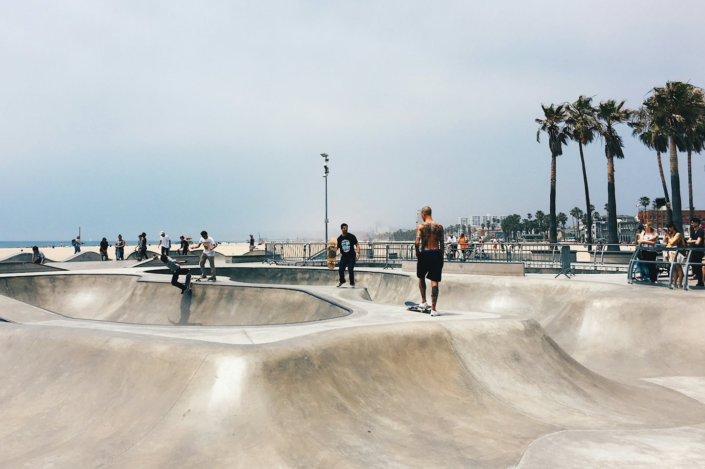 Persone che fanno skateboard in un parco all'aperto vicino alla spiaggia.